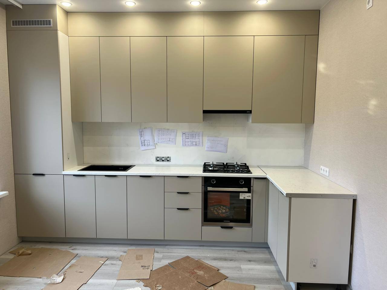 Кухня угловая — Кашемир и белая столешница